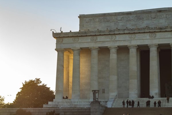 Quels sont les équipements indispensables pour un camping en région de forêt pluviale en été?